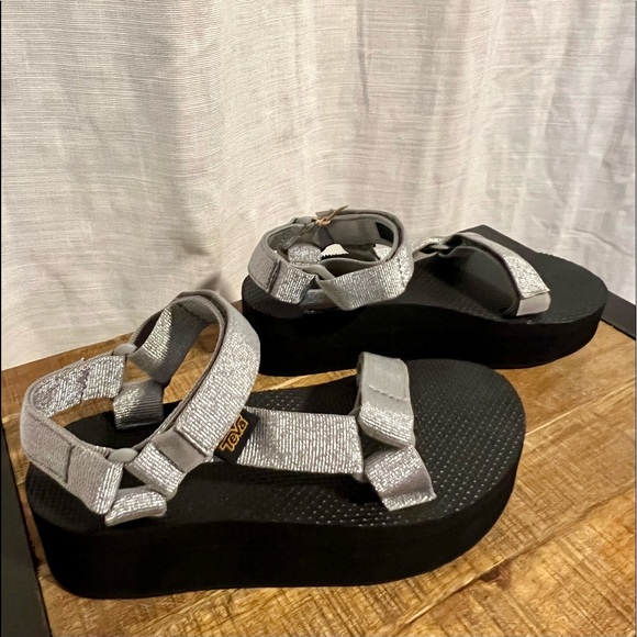 Teva Flatform Sandals - NWT (wmns 5/6) - Picture 13 of 16
